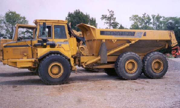 full200208a Esta foto muestra el camión al que se le estaba haciendo mantenimiento en el momento del incidente.