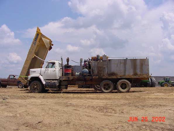 full200208b Esta fotografía muestra la ubicación del camión de servicio y del camión de volteo al que la víctima le estaba haciendo mantenimiento en el momento del incidente. Foto cortesía de la TOSHA.