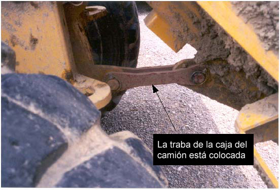 full200208f Esta fotografía fue tomada desde la parte de atrás del camión y muestra la traba de la caja (destacada con una flecha) cuando la caja está elevada y la traba ha sido colocada.