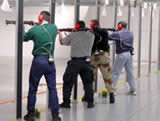 hhe10.jpg_2195e Agentes del orden público practicando en un campo de tiro.