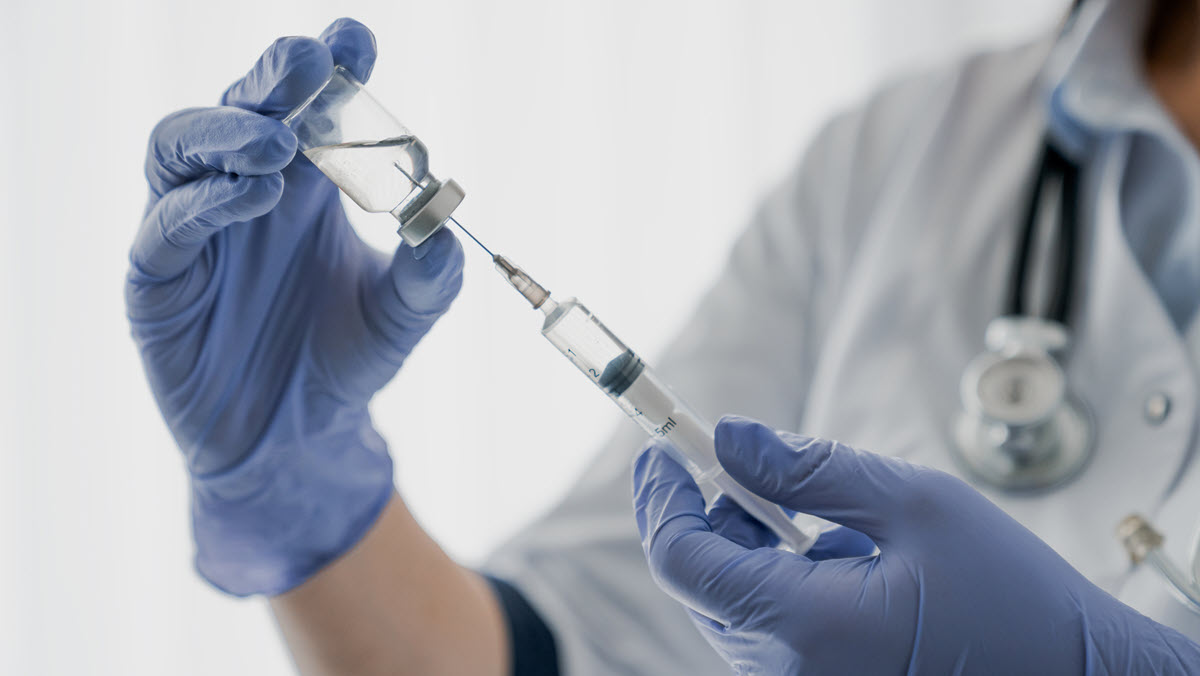 Health care provider prepares vaccine Un proveedor de atención médica prepara una vacuna.