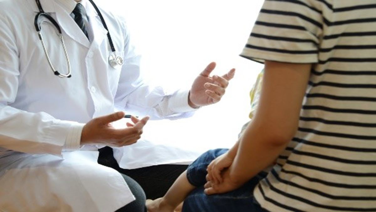 The doctor and patient discuss the patient's health. During the consultation, the doctor and patient discuss the patient's health