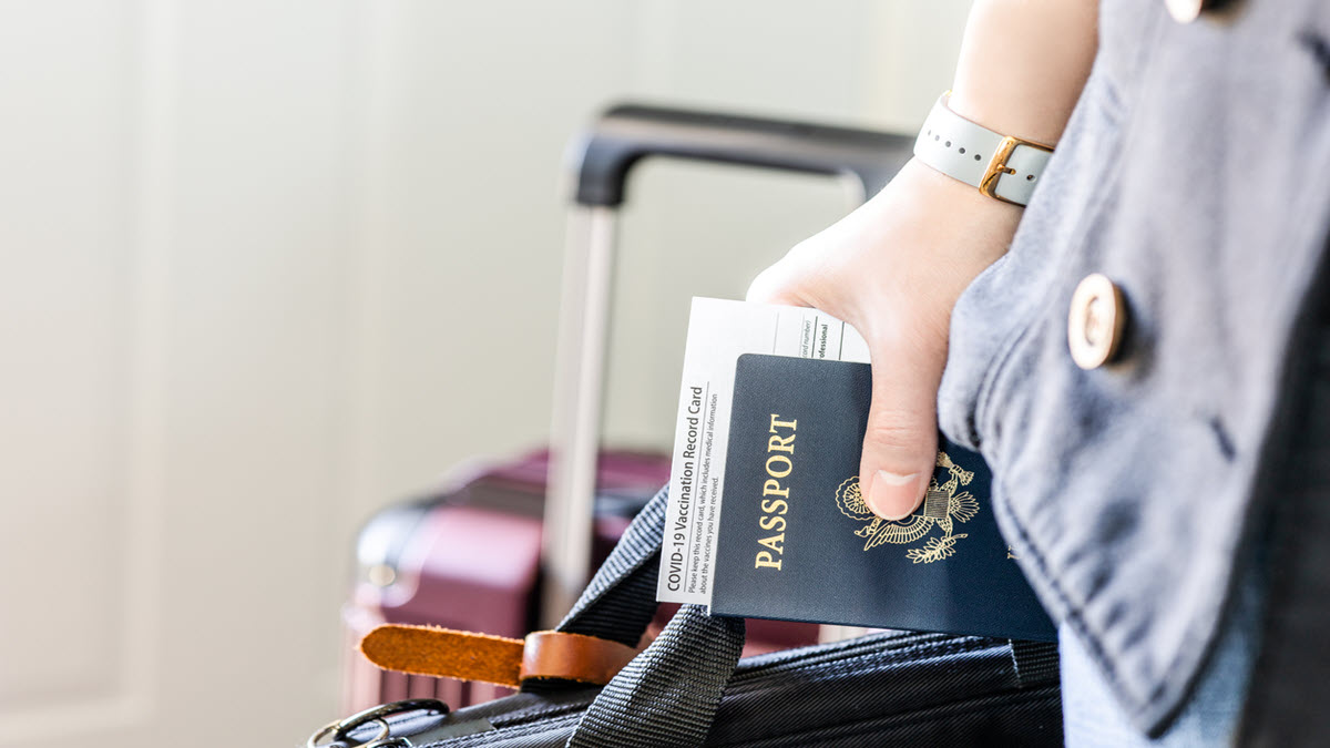 International Travel Un viajero tiene un pasaporte de los Estados Unidos.