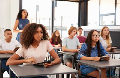 students-reported-using-JUUL-in-classrooms aula con estudiantes diversos