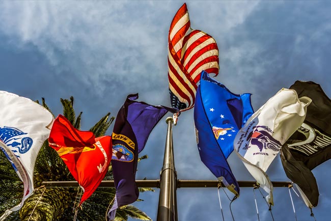 military-app-month-flags-2023 Bandera de los Estados Unidos rodeada de banderas relacionadas con el ejército estadounidense.
