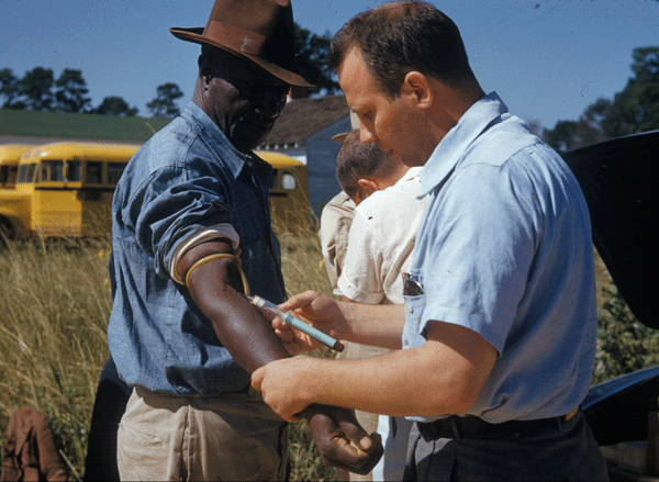 18862_001_a Image of doctor administering shot to patient.