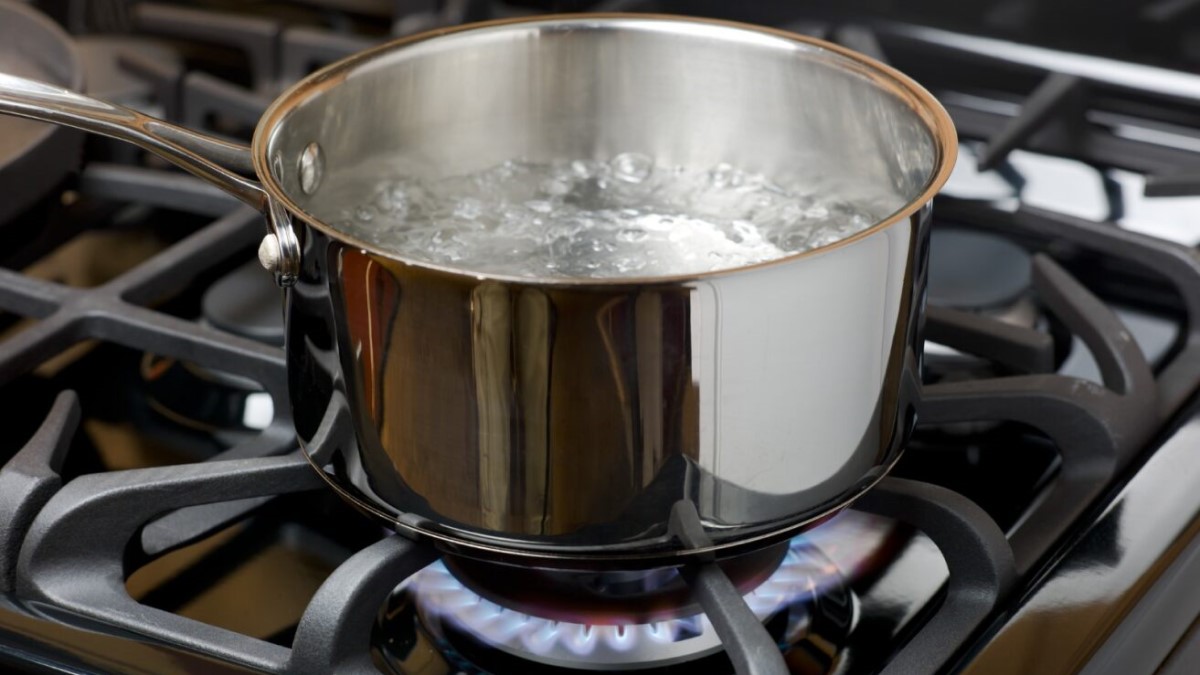 Olla con agua hirviendo sobre una estufa a gas Antes de usar el agua de la llave durante una advertencia de que se debe hervir el agua, hierva el agua y manténgala hirviendo por un minuto.